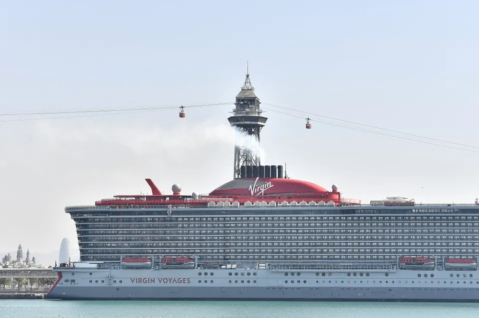 Pasajero murió al caer desde el balcón de un crucero que partió de Miami: impactó en una cubierta inferior