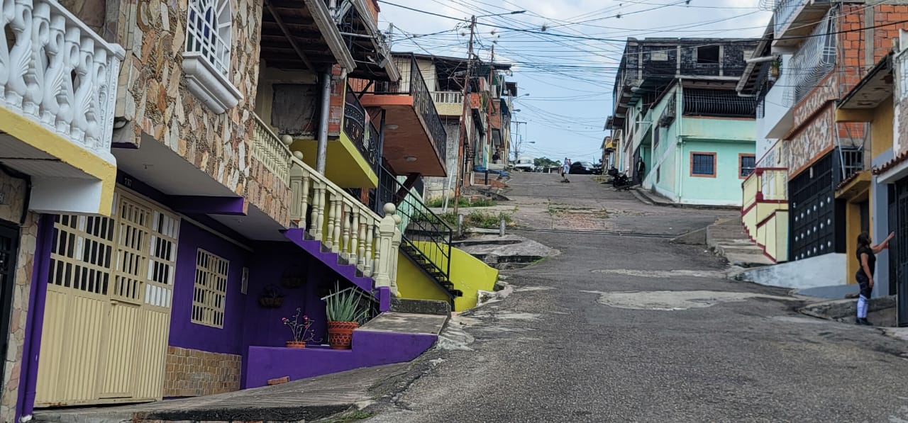 Vecinos del barrio Monseñor Briceño en Táchira “juegan” a esquivar troneras… y no siempre ganan la partida