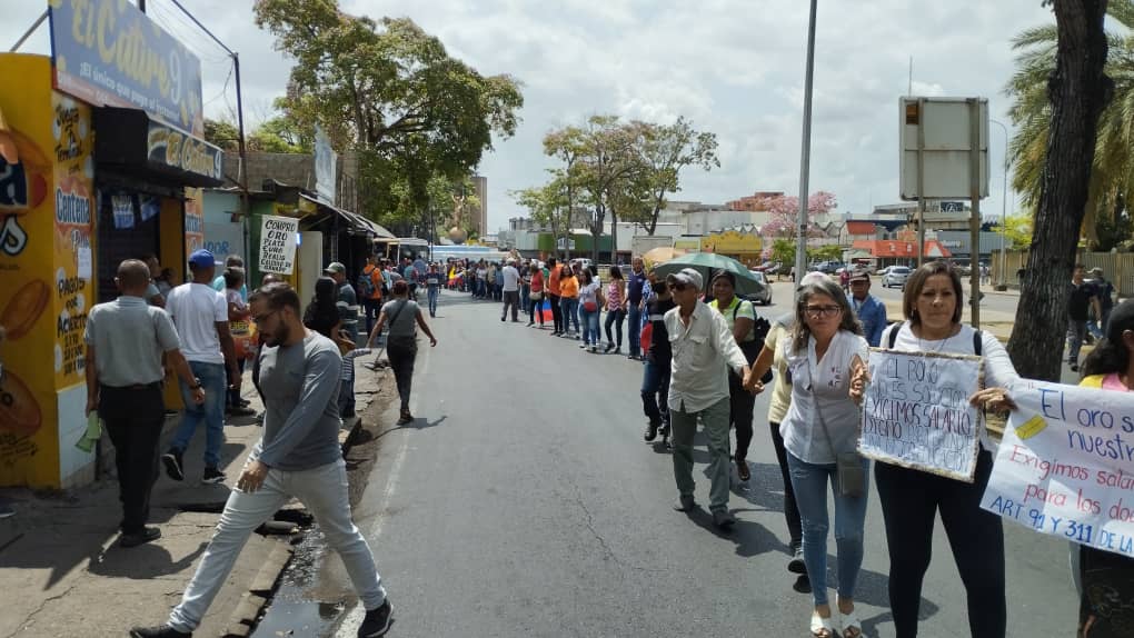 Con una cadena humana, maestros de Monagas cumplieron tres meses protestando