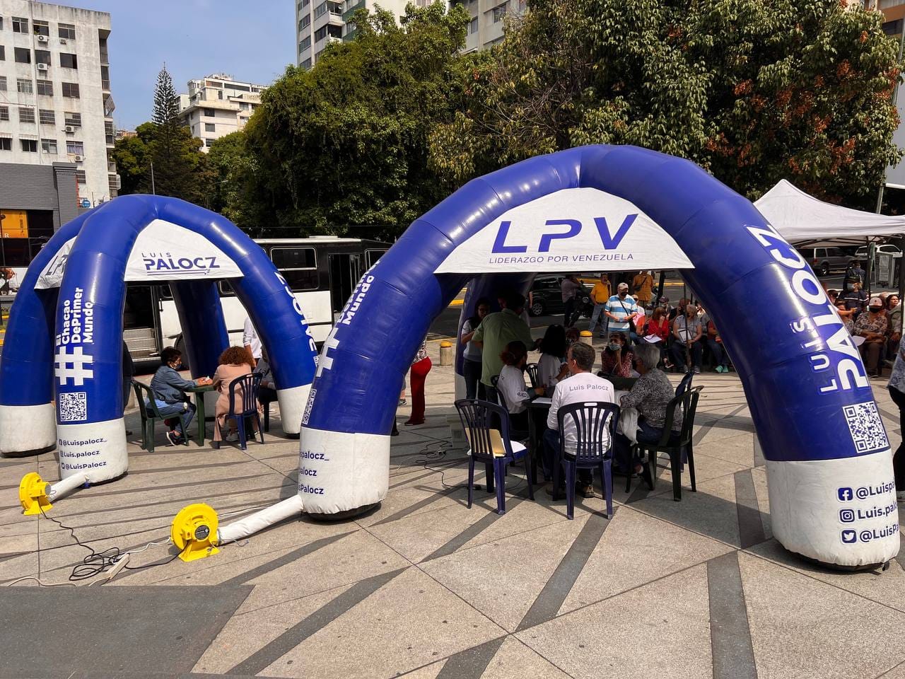 Luis Palocz entregó medicinas gratuitas para personas que padecen hipertensión en Chacao