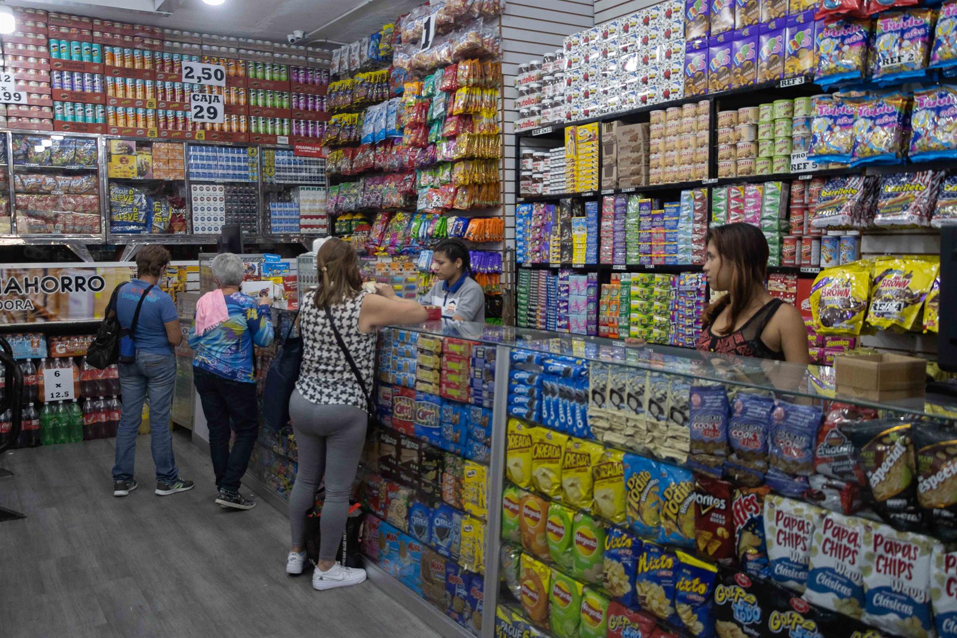 Bodegas familiares en Venezuela se mantienen con venta de víveres y dulces