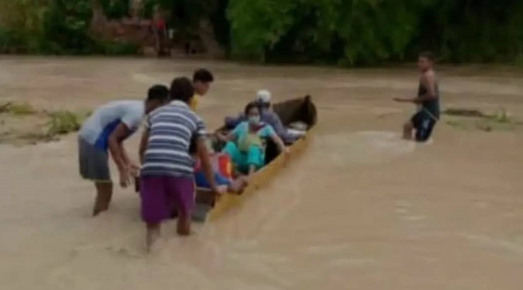 En lancha o cruzando a pie, así andan los transeúntes por Onia ante crecida del río y pérdida del paso entre Mérida y Táchira