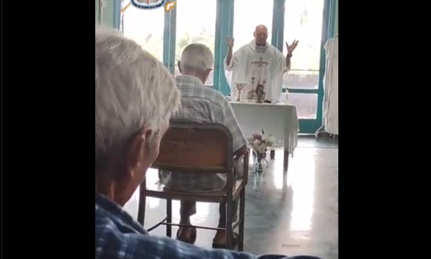 Capellán del Hospital Universitario de Caracas lavó los pies de los pacientes este Jueves Santo (Video)