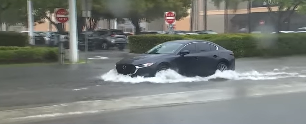 Inundaciones y vuelos cancelados por un fuerte temporal en el sur de Florida