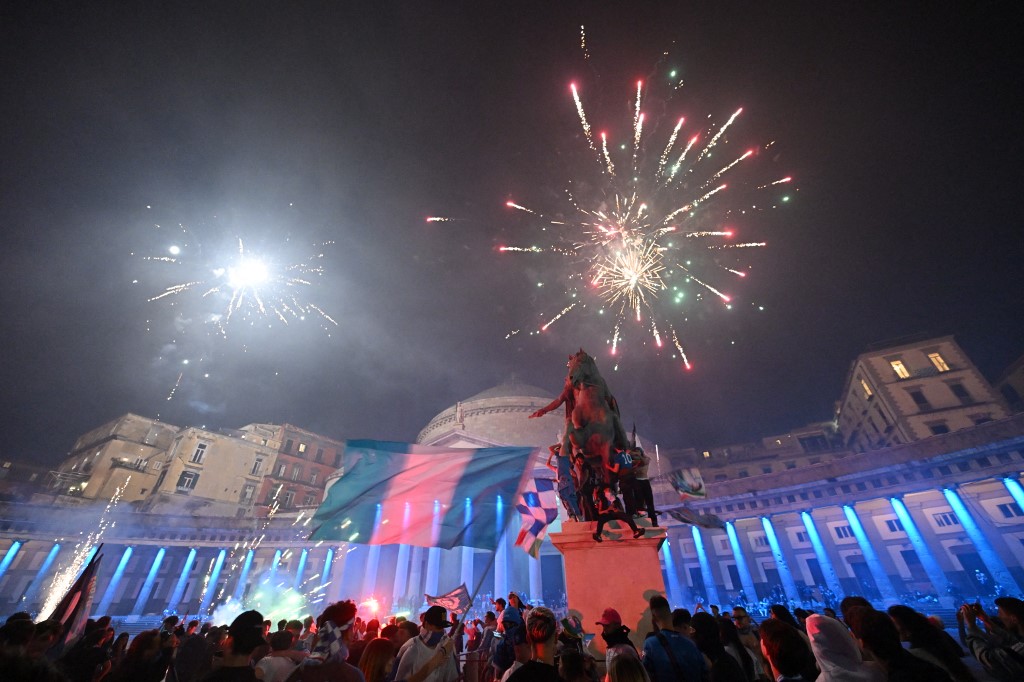 Por todo lo alto, así celebró la ciudad de Nápoles el tercer “Scudetto” de los “azurri” (Videos)