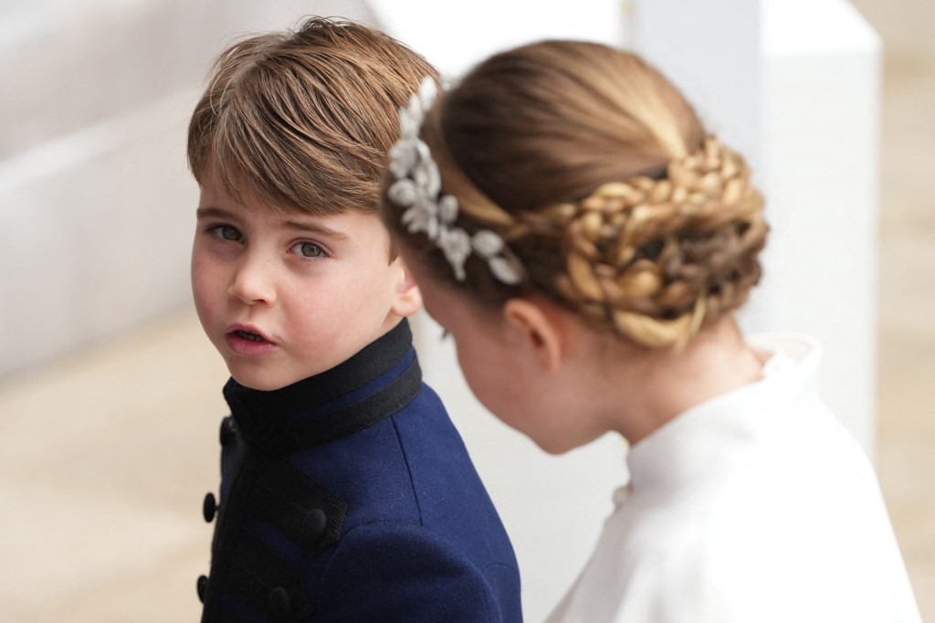 El adorable momento en que Charlotte toma la mano de Louis en la coronación de su abuelo (Fotos)