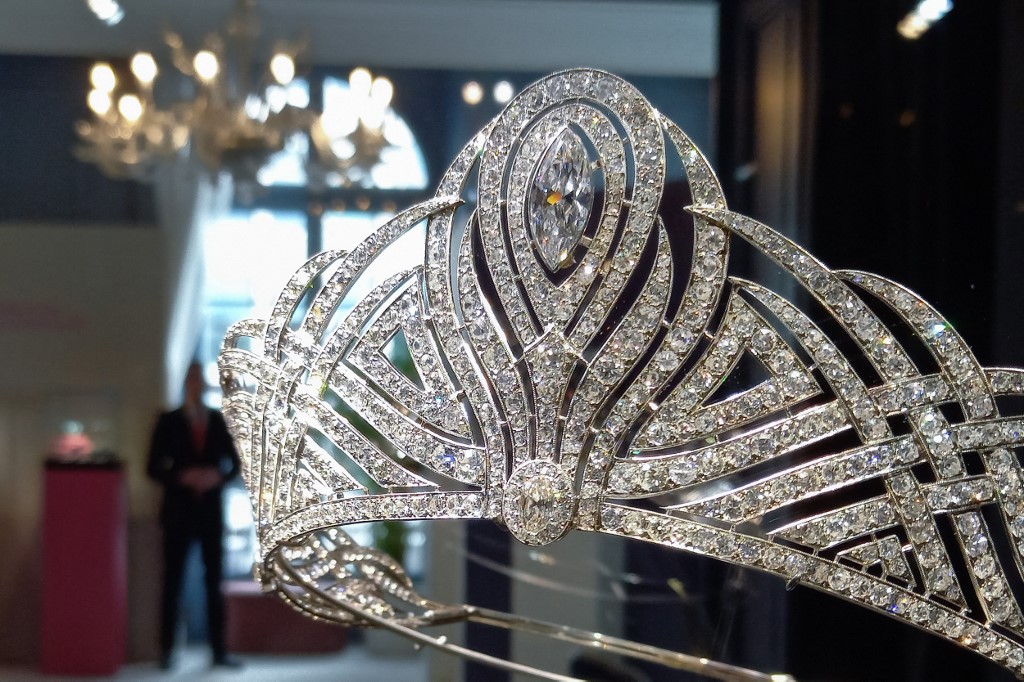 La ostentosa tiara que coronó a la reina Isabel II, subastada por una cifra de escándalo