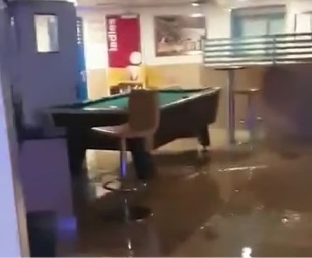 VIDEO: Crucero de EEUU se sacude violentamente e inunda durante una tormenta de 11 horas