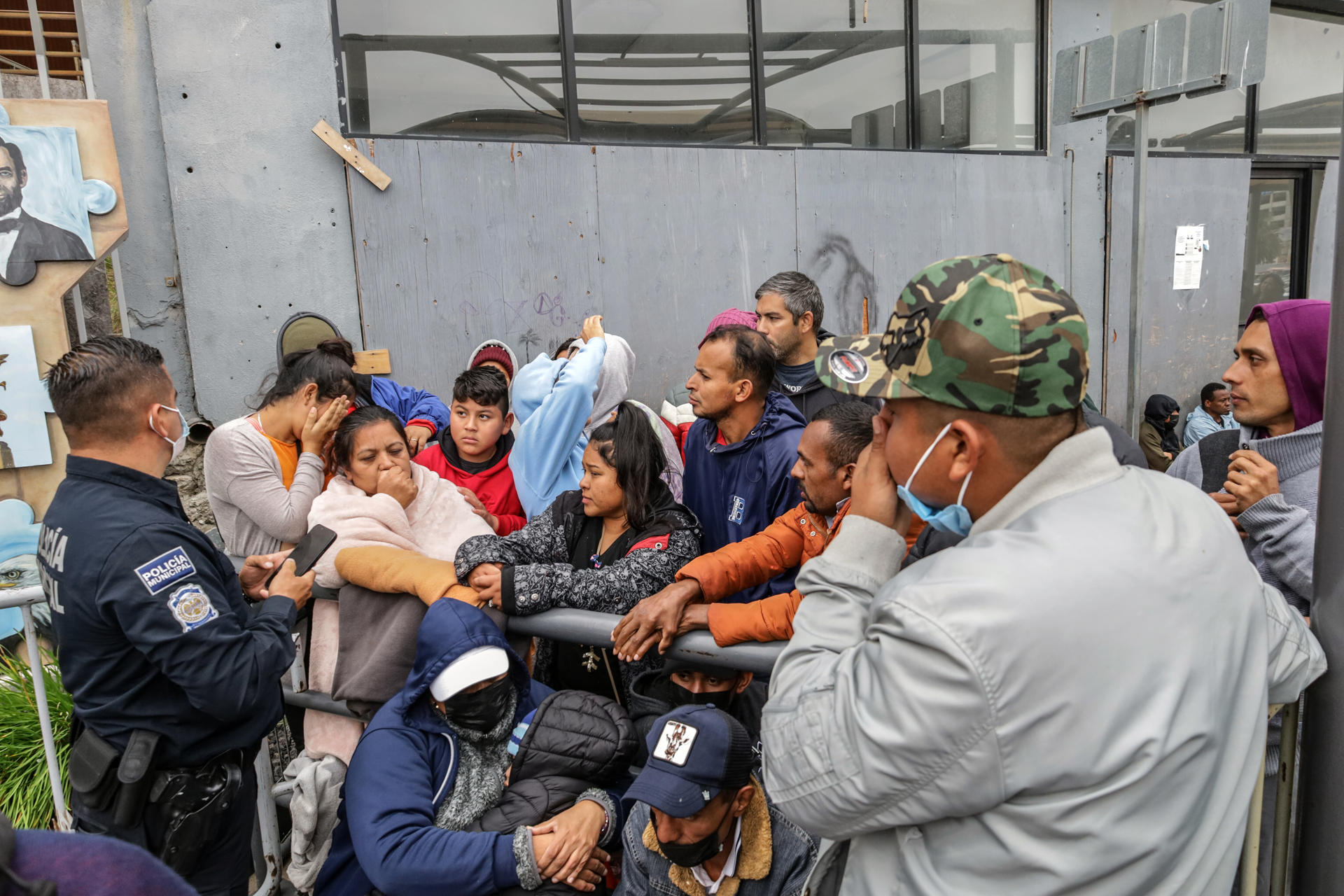 Migrantes venezolanos acampan en cruce fronterizo en la mexicana Tijuana para buscar asilo en EEUU