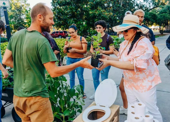 VIRAL: Ecologista recoge hojas de árboles para crear su propio papel higiénico y limpiarse el “fundillo” (FOTOS)