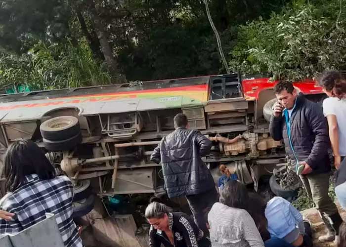 Al menos un muerto y 39 heridos deja accidente de bus con trabajadores temporales en España