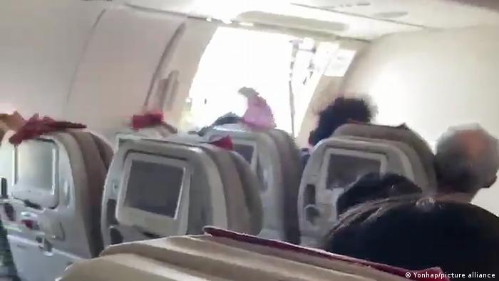 Emiten orden de arresto contra surcoreano que abrió la puerta de emergencia de un avión