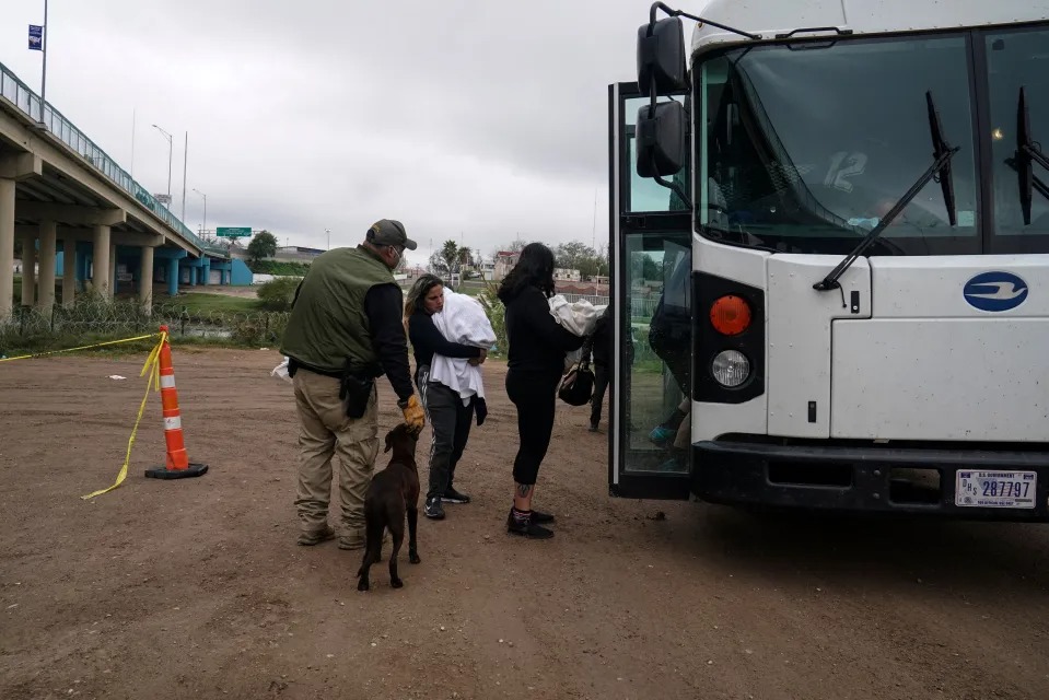 Gobernador de Texas vuelve a enviar a inmigrantes en autobuses a Nueva York y Chicago