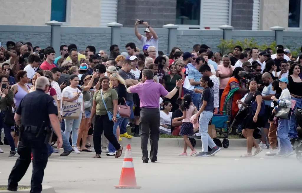 Tiroteo en centro comercial de Texas: El rápido accionar de un policía lo convirtió en un héroe