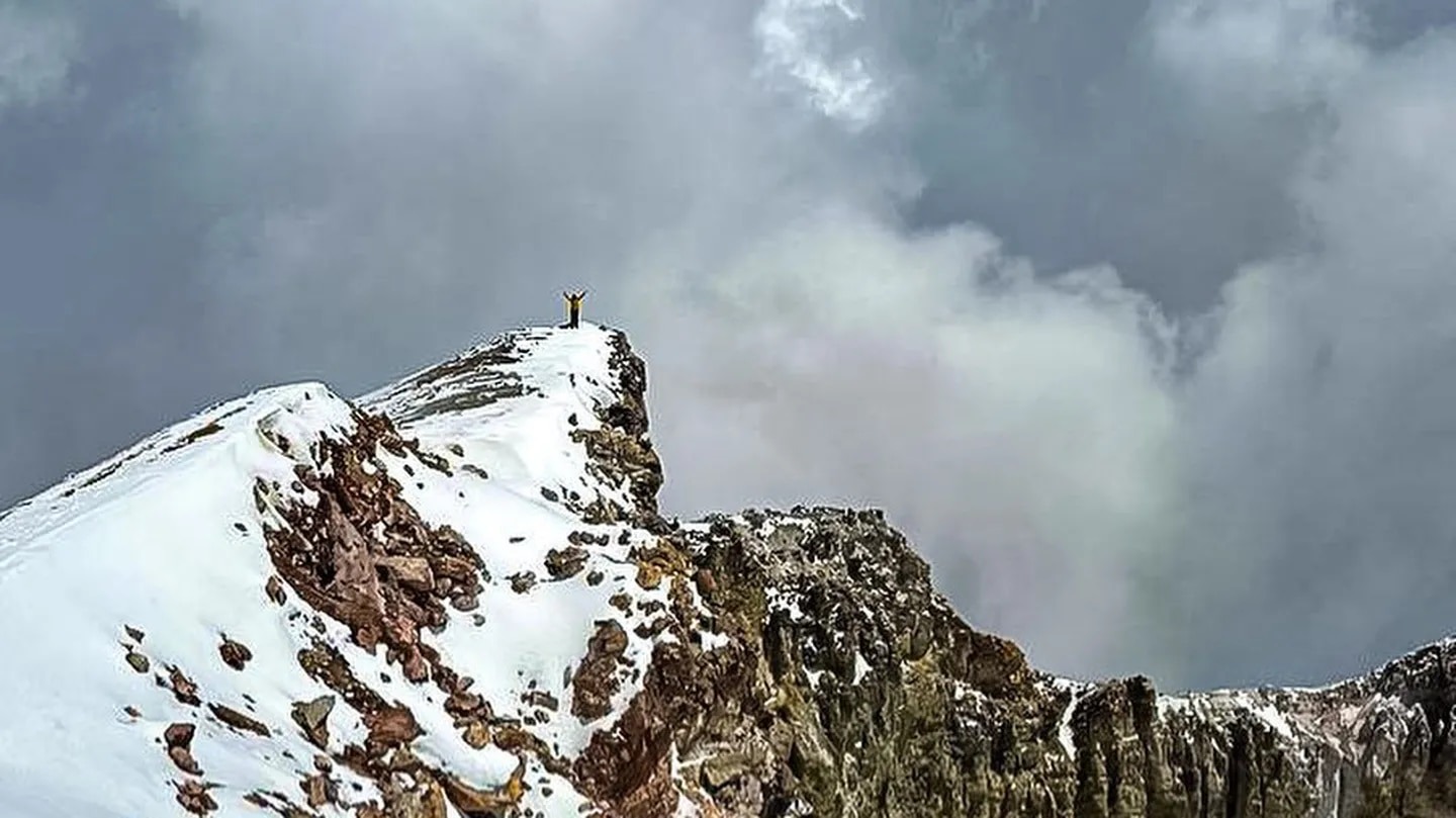 “Pensé que iba a morir”: Vivió 32 días sobre un volcán y se volvió viral al contar su aventura