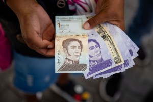 El bolívar tuvo su menor devaluación frente al dólar por primera vez desde marzo