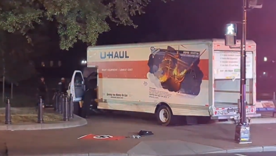 Video: Un camión se estrella contra los jardines de la Casa Blanca