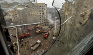 Al menos un muerto y 15 heridos en un ataque ruso contra una clínica de Dnipró