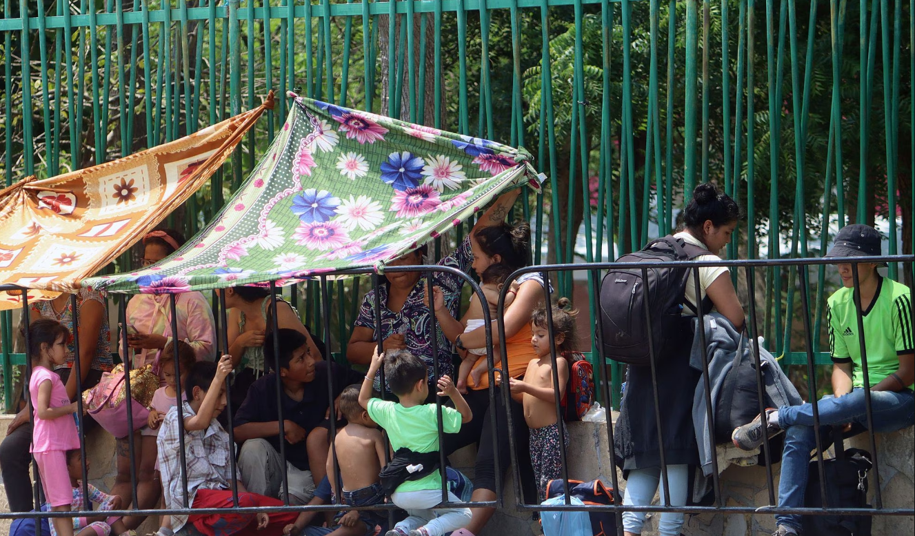 “¡Aquí ya no caben más!”: miles de migrantes se acumulan en frontera sur de México ante fin del Título 42