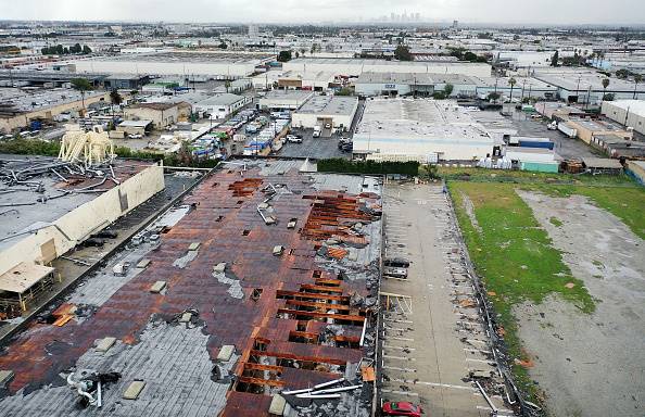 VIDEO: Tornado sorprendió a residentes de Los Ángeles y causó severos destrozos