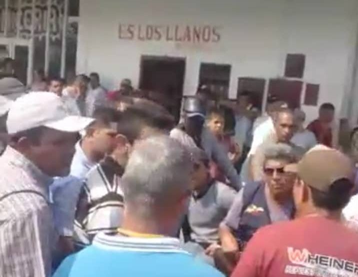 Motorizados reclaman más cupos y litros de gasolina en la bomba de Dolores en Barinas