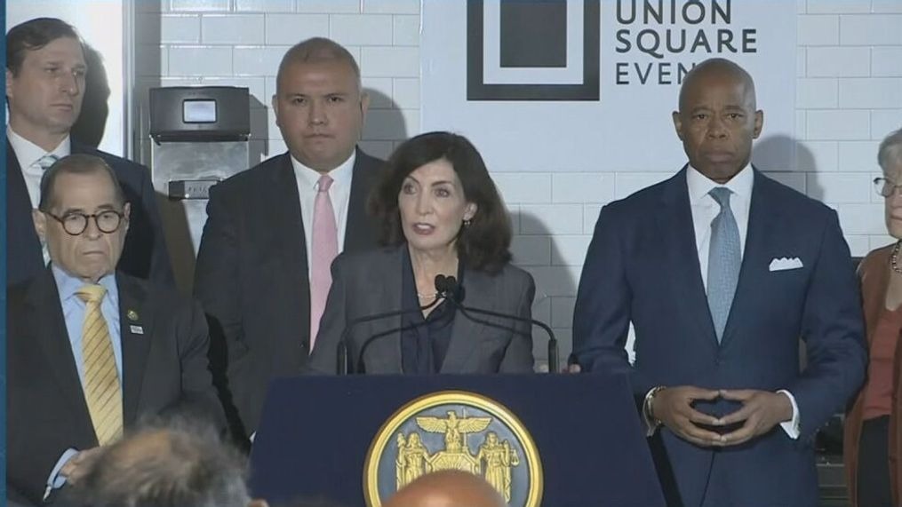 Hochul y Adams piden al gobierno federal que agilice permisos de trabajo para solicitantes de asilo en Nueva York