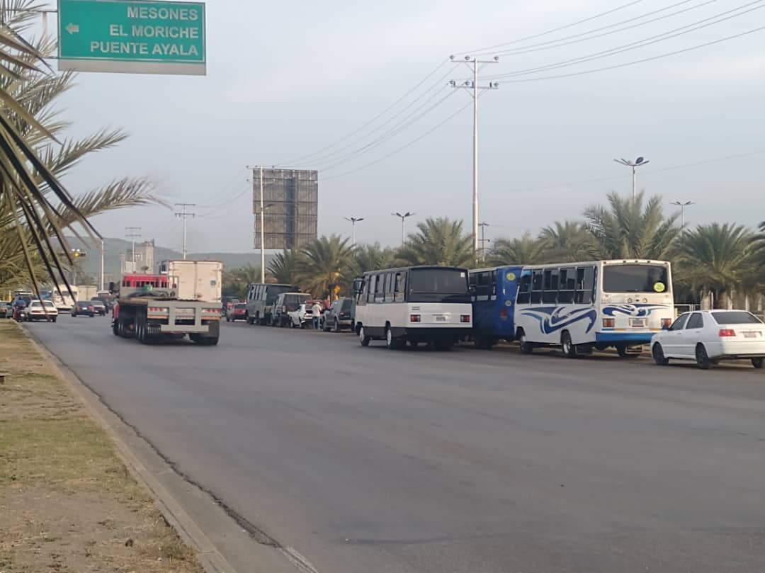 Se intensifica la crisis de combustible en Anzoátegui: Conductores duermen en las bombas para surtir gasolina