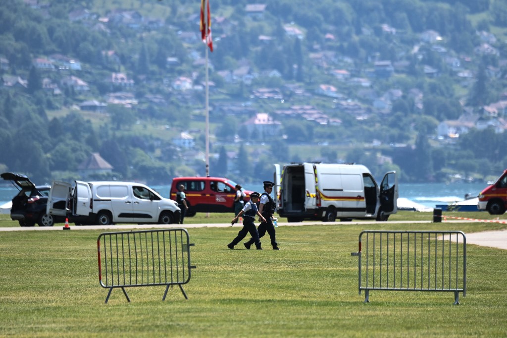 Varios niños heridos por un ataque con cuchillo en un parque francés (Fotos y Video)