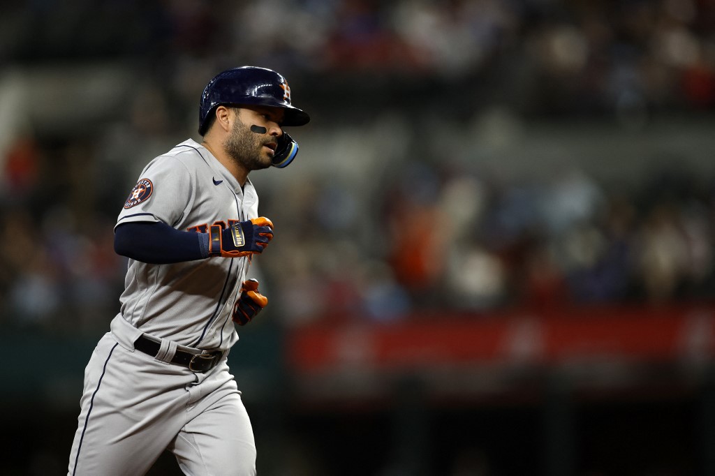 José Altuve castigó con jonrón al primer lanzamiento a los Rangers (Video)