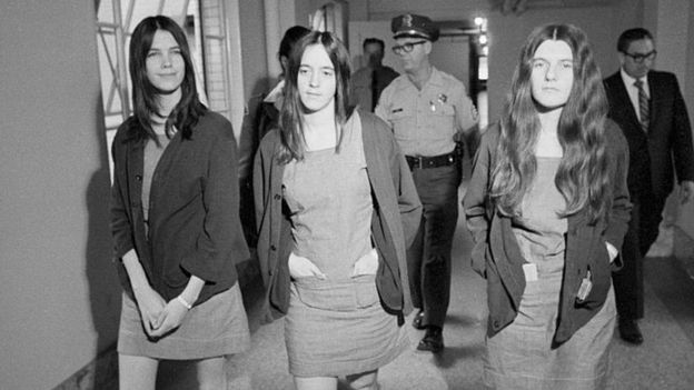 El sangriento crimen de Leslie van Houten, la discípula de Charles Manson a la que le otorgaron la libertad condicional