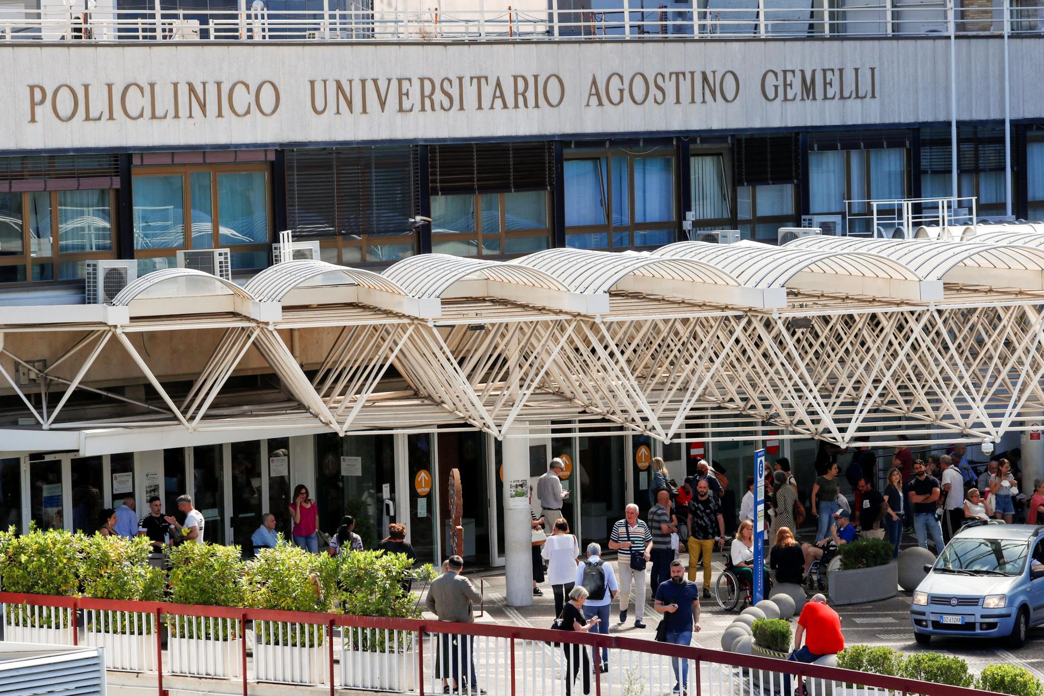 El papa Francisco continúa mejorando y abandonará el hospital Gemelli de Roma en “los próximos días”