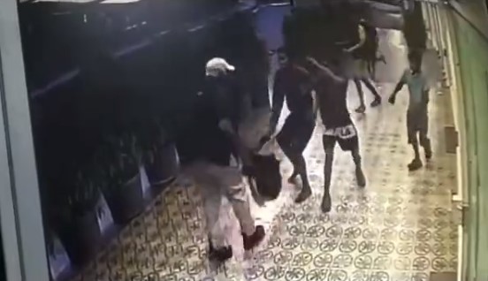 Video impactante: jóvenes en situación de calle masacraron a golpes a un parquero para robarlo en Sabana Grande