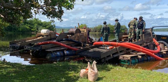 Incautaron cuatro balsas usadas para la minería ilegal en Bolívar (Fotos)