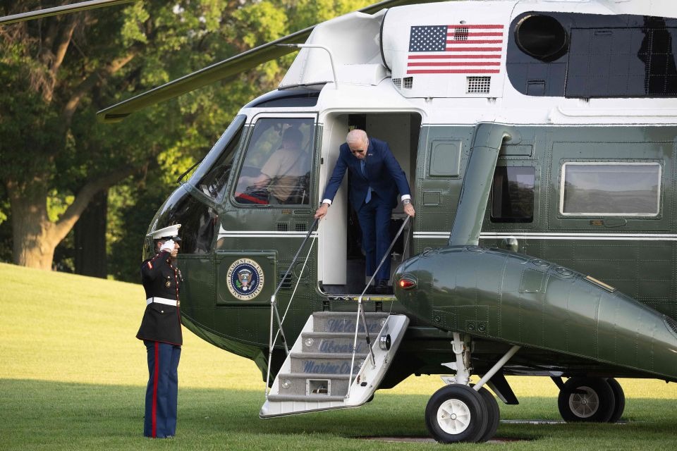 Biden se dio un nuevo trancazo al salir del Marine One horas después de su preocupante caída (VIDEO)