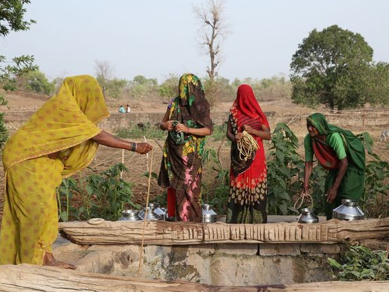 La India continúa las labores de rescate de la niña atrapada casi dos días en un pozo