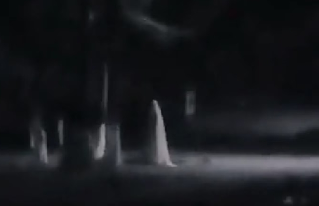 VIDEO: “La llorona” apareció caminando por la calle y aterró a vecinos de un pueblito