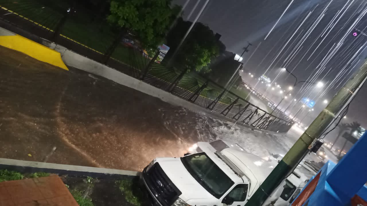 En VIDEO: aguacero con rayos y centellas colapsó vías en la Gran Caracas este #28Jun