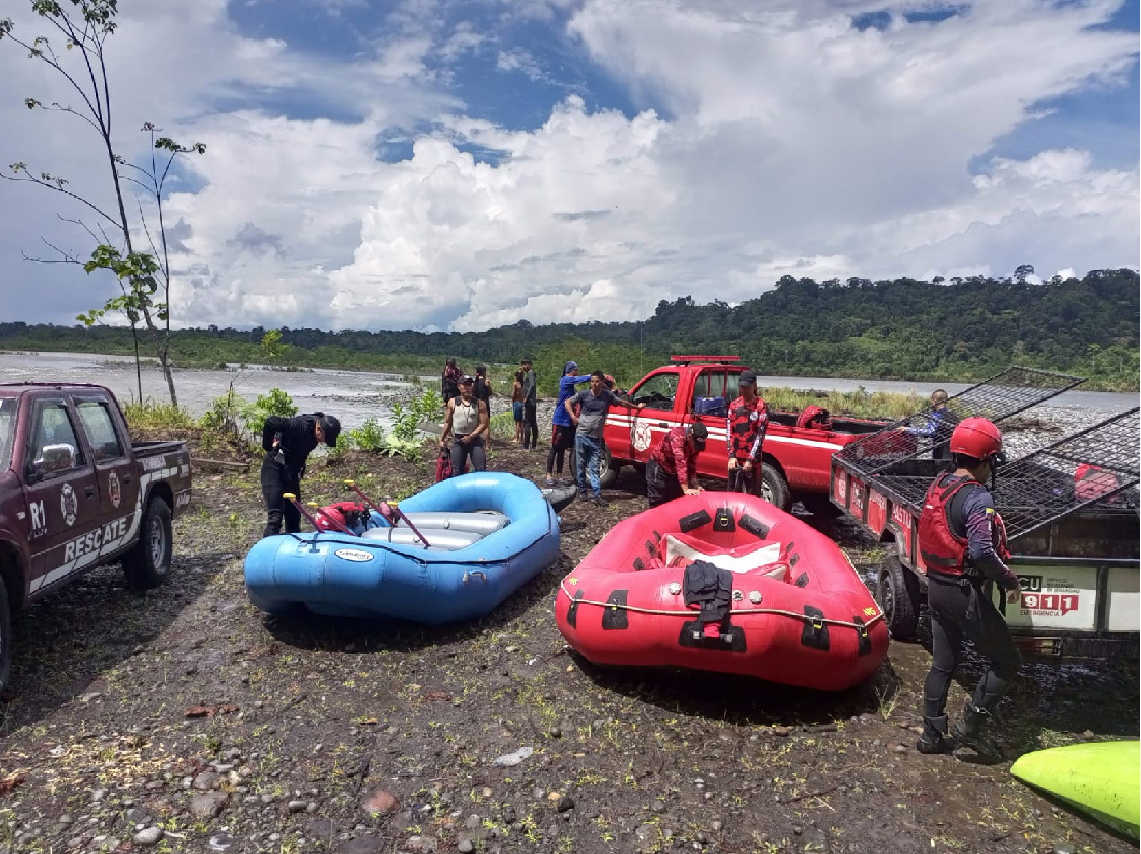 Bomberos efectuaron milagroso rescate de personas arrastradas por un río amazónico