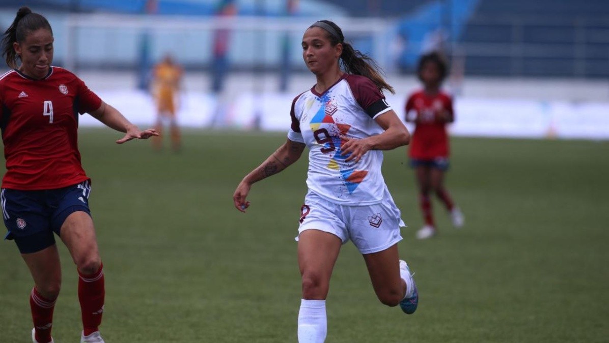 Deyna Castellanos criticó las canchas y condiciones climáticas de San Salvador