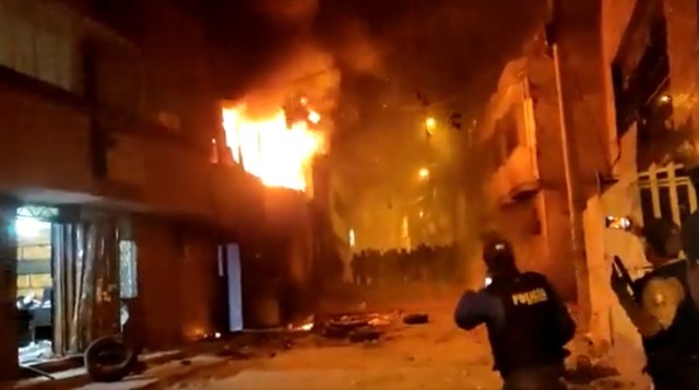 Policías graban desde lejos el enfrentamiento entre moradores y presuntos delincuentes en el Comité del Pueblo, en Quito, el 18 de junio de 2023 | Foto: Primicia