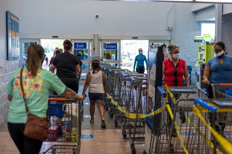 Encontró dos mil dólares en un carrito de Walmart en Ohio y no creerás lo que hizo luego