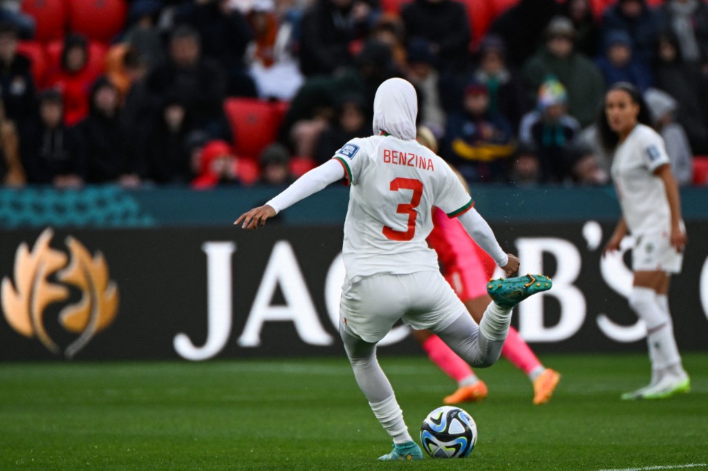 Benzina, la primera mujer en jugar con velo en un partido del Mundial femenino (FOTOS)