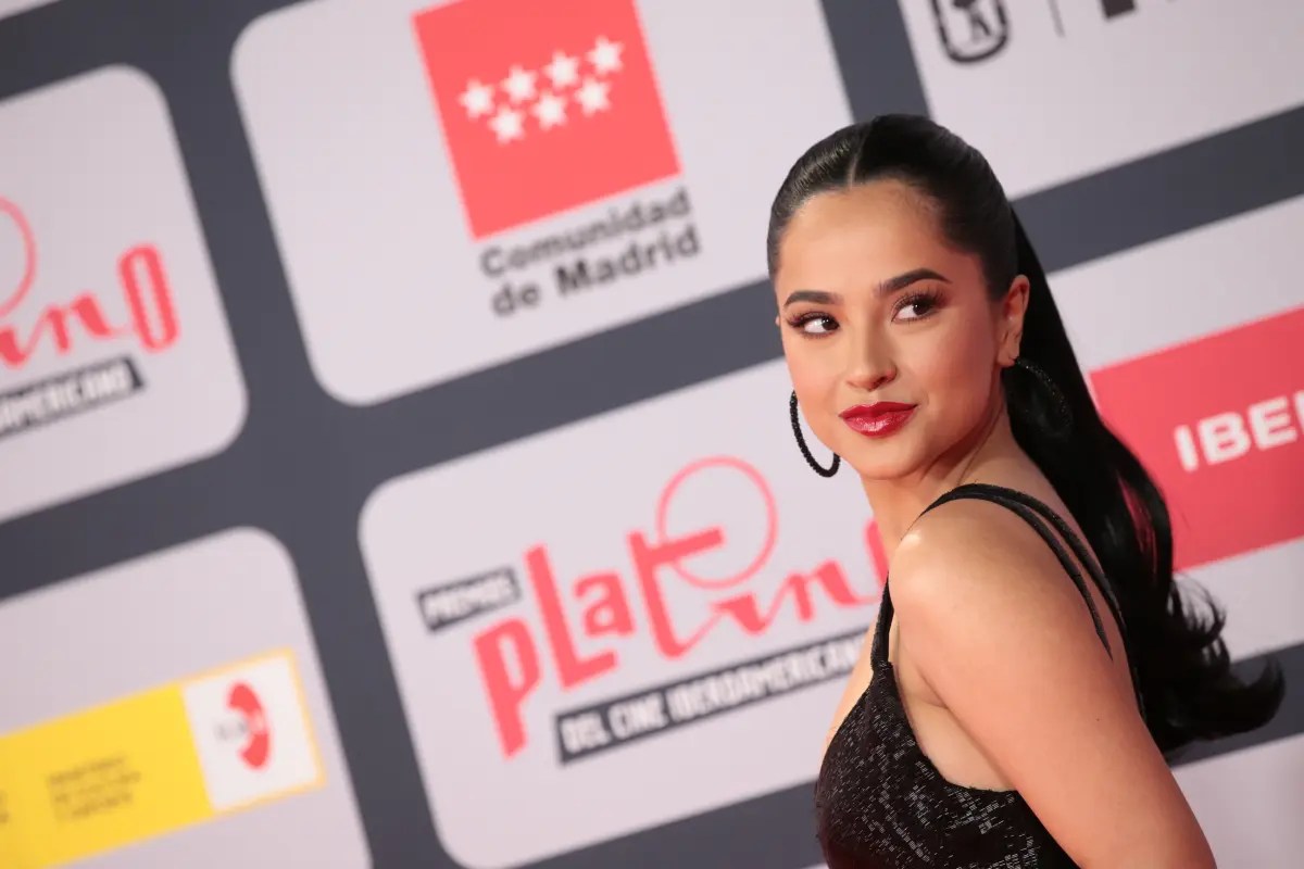 Así reaccionó Becky G cuando la confundieron con una empleada de un edificio de negocios 