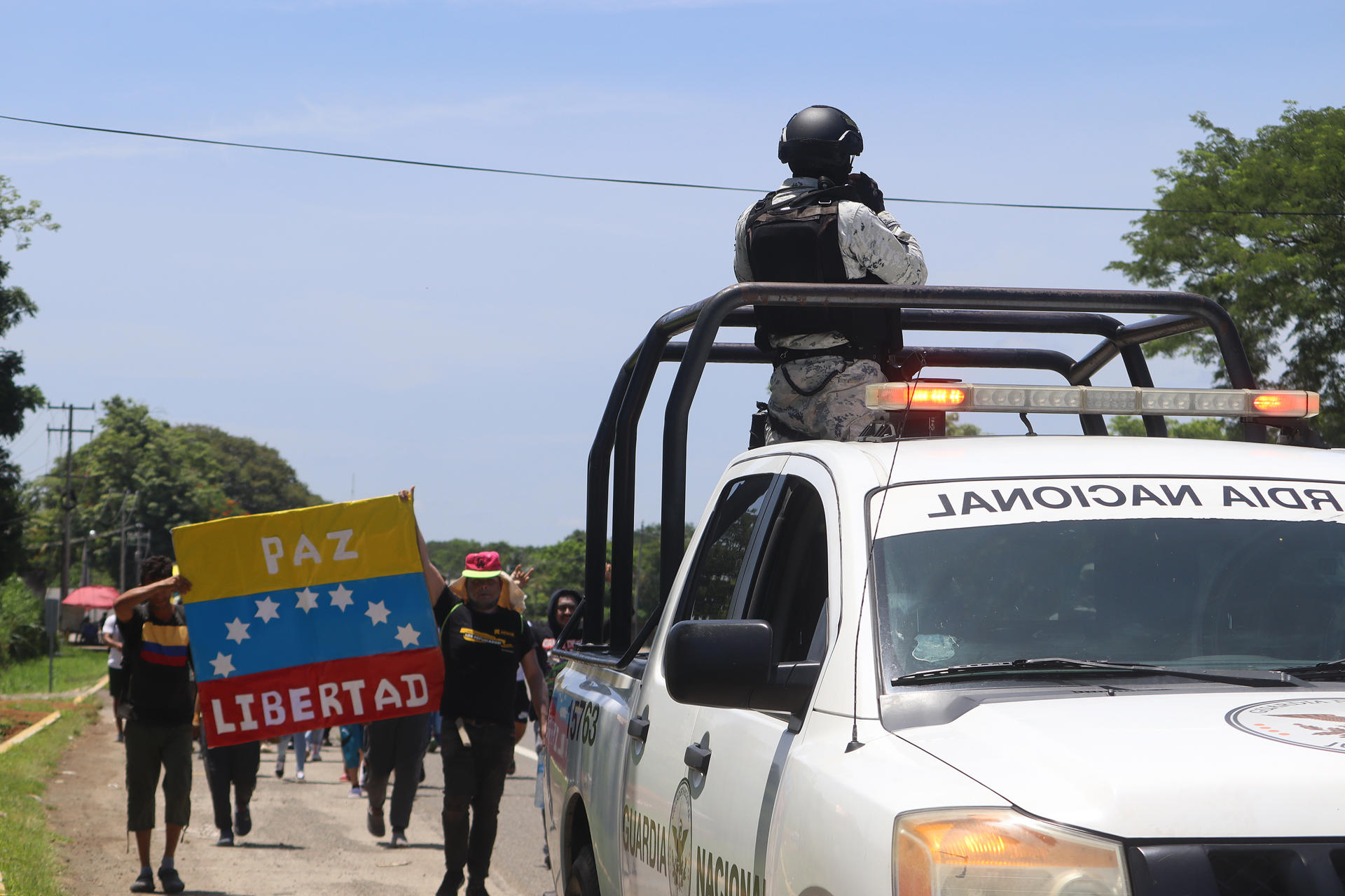 Administración de Biden investiga denuncias de trato inhumano a inmigrantes en la frontera con México