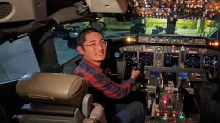 El estudiante que viaja todos los días en avión para ir a clases