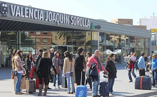 Elecciones generales en España: ciudadanos atrapados en medio de un caos ferroviario en Valencia