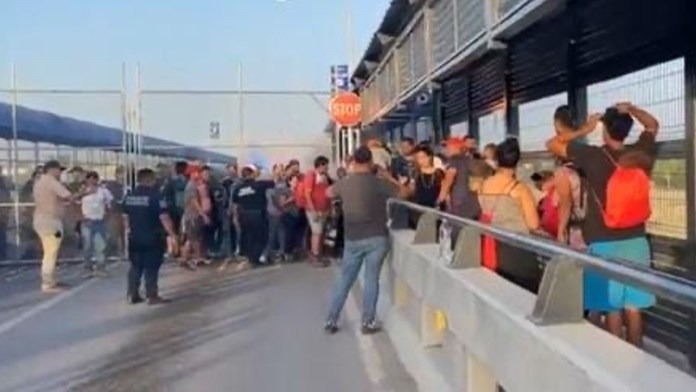 Migrantes venezolanos intentaron ingresar a la fuerza por un puente en la frontera de EEUU