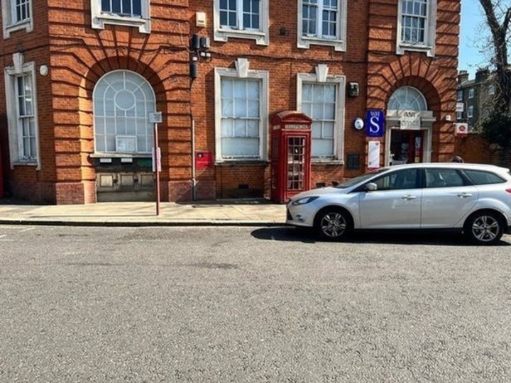 Dejó su carro estacionado y recibió una fotomulta: la “sombra” invadió un lugar para discapacitados