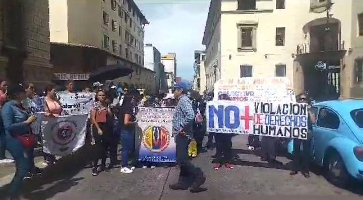 Docentes merideños cacerolearon frente a la gobernación en protesta por salarios dignos