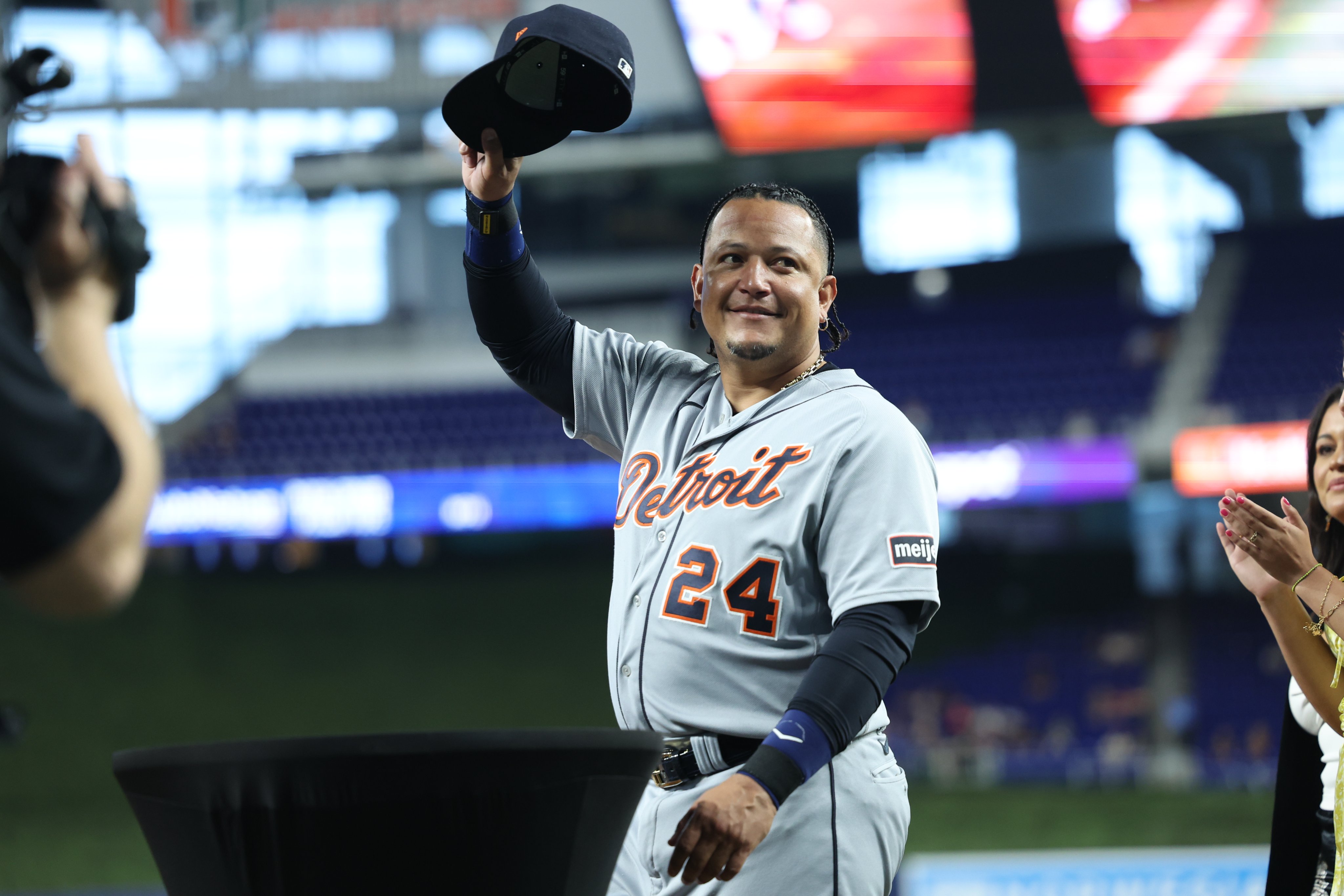 Así fue ovacionado Miguel Cabrera en su regreso a Miami, donde comenzó a escribir su historia (VIDEO)